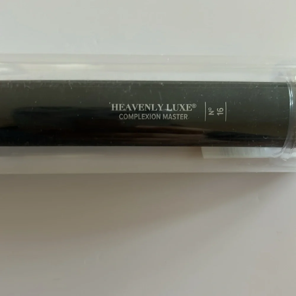 IT COSMETICS Heavenly Luxe Complexion Master Brush #16